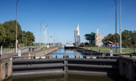 Onderhoud aan zeesluis Farmsum